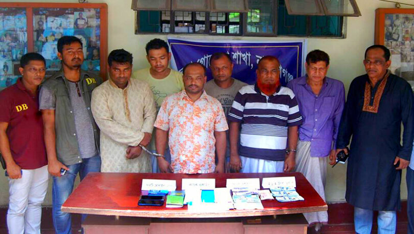 ডিবির জালে ধরা পড়ল ৬ প্রতারক, টাকা দ্বিগুনের জাদুর বাক্স !