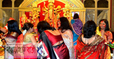 শুভ বিজয়ায় বৃষ্টি উপেক্ষা করে অগণিত ভক্ত