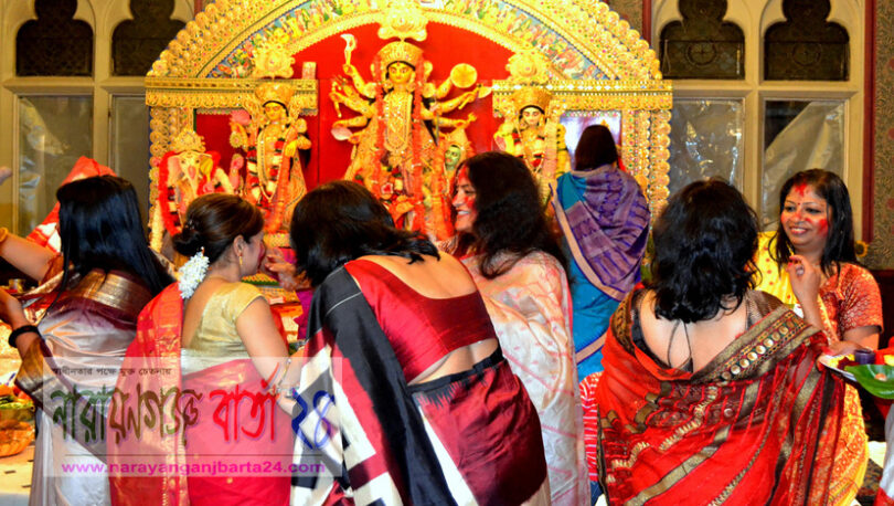 শুভ বিজয়ায় বৃষ্টি উপেক্ষা করে অগণিত ভক্ত