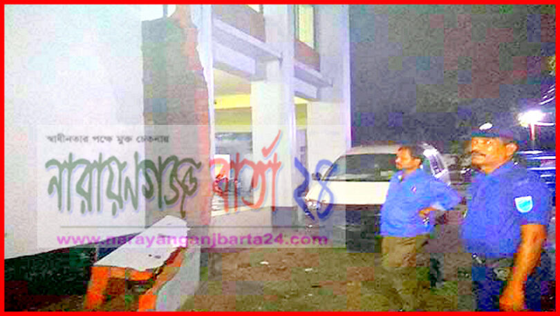 ফতুল্লা মডেল থানায় বিকট শব্দ, ভেঙ্গে গেলো পিলারের দেয়াল