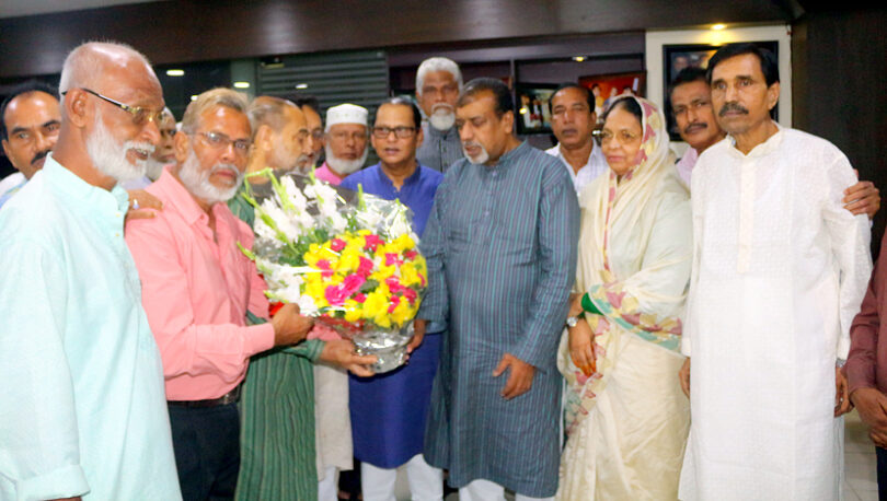 সেলিম ওসমানকে মুক্তিযোদ্ধাদের সংবর্ধনা