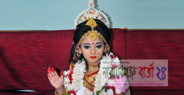 দেবী রূপে কুমারীর আসনে গুনগুন