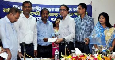 মানব কল্যাণ পরিষদকে অনুদান প্রদান করলেন জেলা প্রশাসক