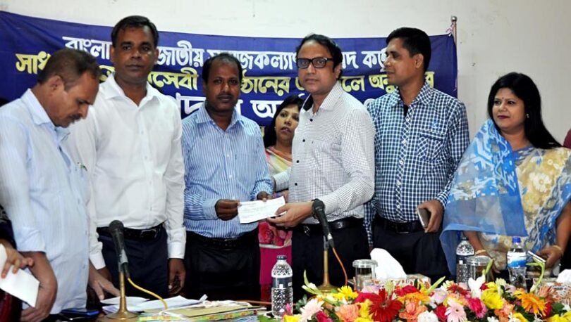 মানব কল্যাণ পরিষদকে অনুদান প্রদান করলেন জেলা প্রশাসক