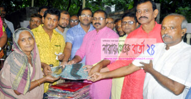 দূর্গোৎসব উপলক্ষে দুস্থ্যদের মাঝে বস্ত্র বিতরণ করেছেন শাহ ফয়েজউল্লাহ