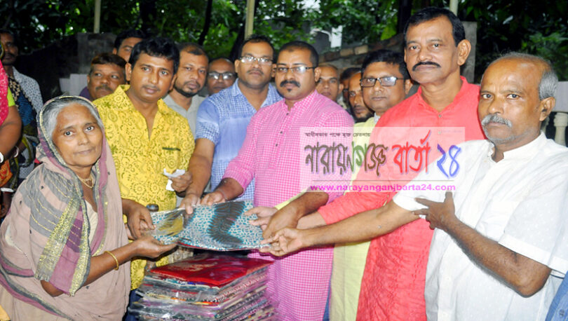 দূর্গোৎসব উপলক্ষে দুস্থ্যদের মাঝে বস্ত্র বিতরণ করেছেন শাহ ফয়েজউল্লাহ