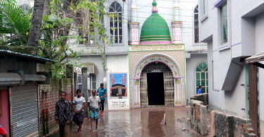 এনায়েতনগরে দুর্গন্ধময় পানিতে তলিয়ে আছে মসজিদের সামনের সড়ক