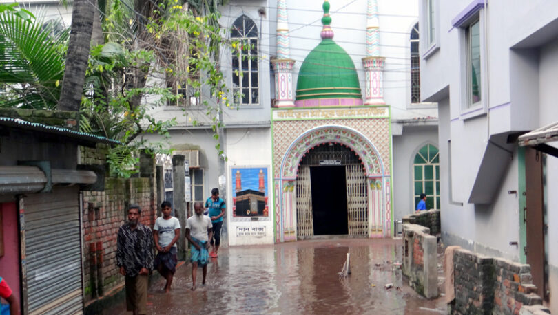এনায়েতনগরে দুর্গন্ধময় পানিতে তলিয়ে আছে মসজিদের সামনের সড়ক