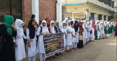 সোনারগাঁওয়ে স্কুল ছাত্রীর আত্মহত্যার প্রতিবাদে মানববন্ধন ও অধ্যক্ষের শাস্তির দাবি