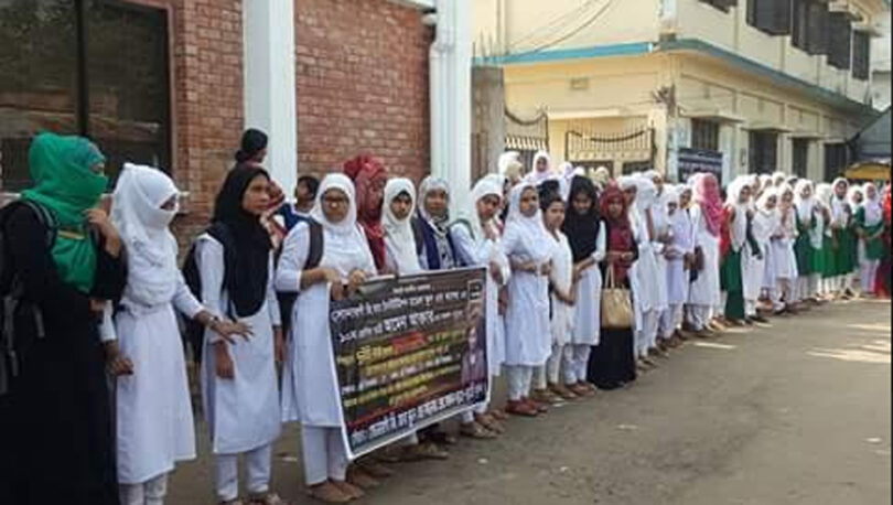 সোনারগাঁওয়ে স্কুল ছাত্রীর আত্মহত্যার প্রতিবাদে মানববন্ধন ও অধ্যক্ষের শাস্তির দাবি
