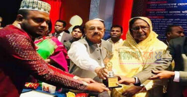 সাবেক স্বরাষ্ট্রমন্ত্রীর কাছ থেকে সম্মাননা ক্রেস্ট গ্রহন করলেন সোনারগাঁয়ের আনোয়ার