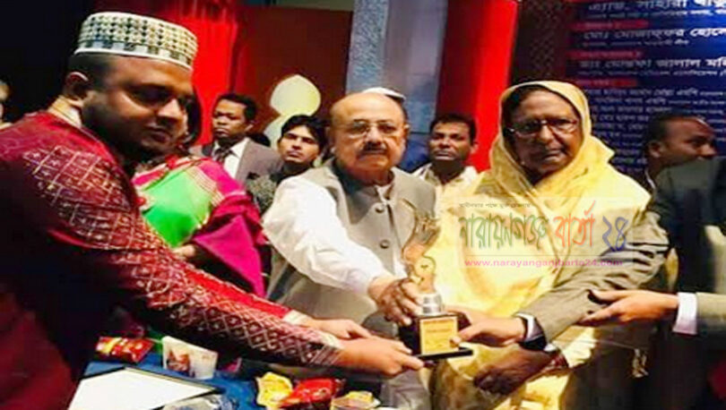 সাবেক স্বরাষ্ট্রমন্ত্রীর কাছ থেকে সম্মাননা ক্রেস্ট গ্রহন করলেন সোনারগাঁয়ের আনোয়ার