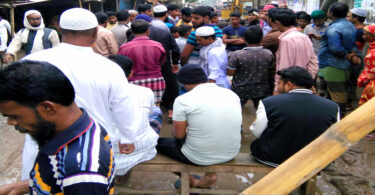 রূপগঞ্জে সড়ক সংস্কারের দাবিতে এলাকাবাসীর অবরোধ