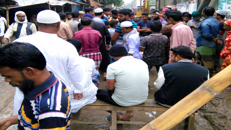 রূপগঞ্জে সড়ক সংস্কারের দাবিতে এলাকাবাসীর অবরোধ