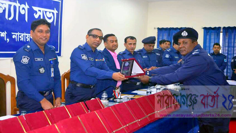 জেলার শ্রেষ্ঠ এসআই শাফিউল ও তারেককে পুরস্কার প্রদান