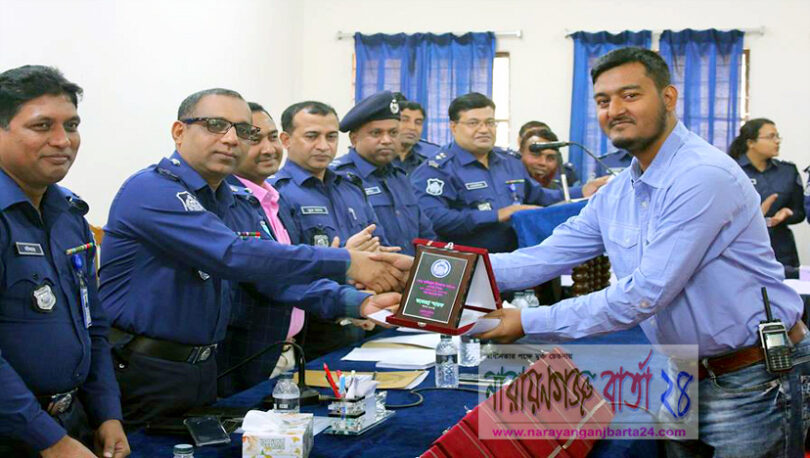 জেলার শ্রেষ্ঠ কর্মকর্তা হিসেবে পুরস্কার পেলেন ডিবির এসআই মফিজুল