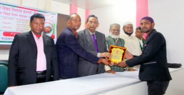সম্মাননা পেলেন ফটো সাংবাদিক শহীদ
