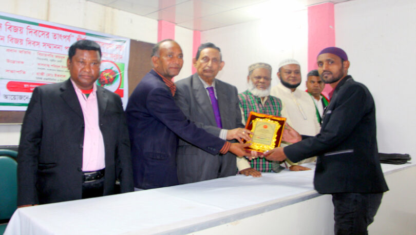 সম্মাননা পেলেন ফটো সাংবাদিক শহীদ