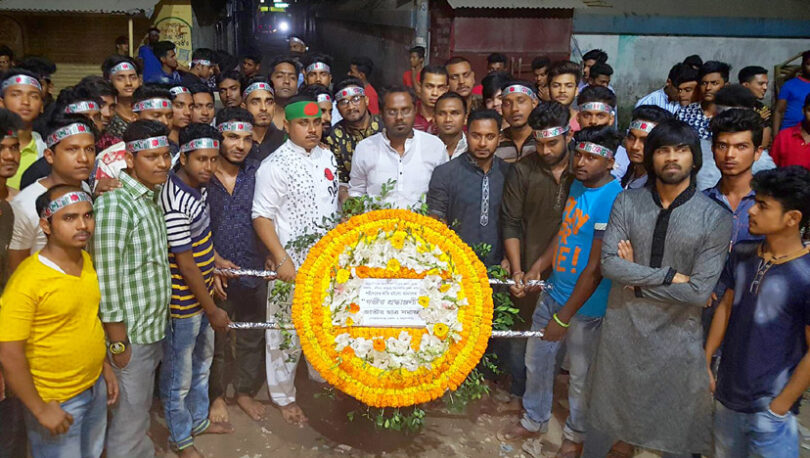 ভাষা শহীদদের স্মরণে জিরো পয়েন্ট সার্কেল এর পুষ্পস্তবক অর্পণ