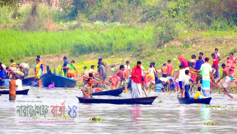 শীতলক্ষ্যায় মাছ ধরার হিড়িক