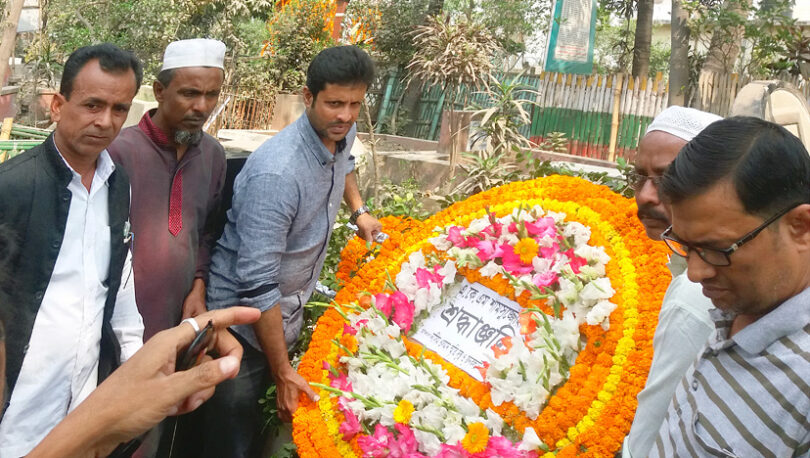 ভাষা সৈনিক শামসুজ্জোহার সমাধীতে নাসিম ওসমান ফাউন্ডেশনের পুষ্পার্ঘ অর্পণ