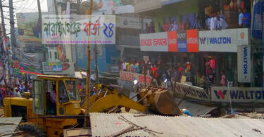 সোনারগাঁয়ে মহাসড়ক ঘেষে গড়ে উঠা অবৈধ স্থাপনা উচ্ছেদ