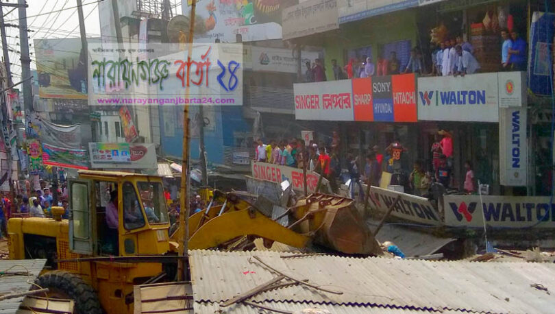 সোনারগাঁয়ে মহাসড়ক ঘেষে গড়ে উঠা অবৈধ স্থাপনা উচ্ছেদ