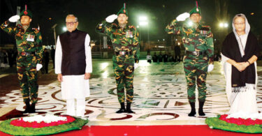 একুশের প্রথম প্রহরে রাষ্ট্রপতি ও প্রধানমন্ত্রীর শ্রদ্ধাঞ্জলী