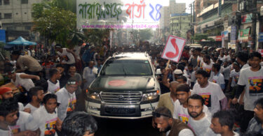 বৃষ্টি উপেক্ষা করে রাজপথে নাসিম ওসমান পরিবার ( ভিডিও সহ )