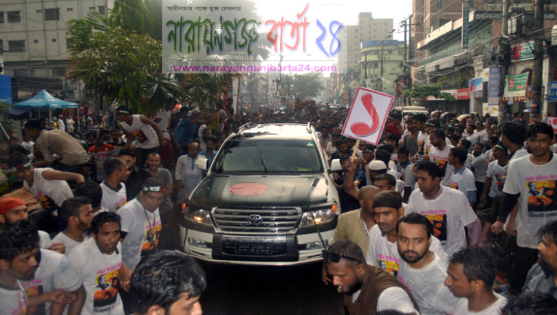 বৃষ্টি উপেক্ষা করে রাজপথে নাসিম ওসমান পরিবার ( ভিডিও সহ )