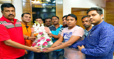 ফুলেল শুভেচ্ছায় সিক্ত ওসি কামাল উদ্দিন