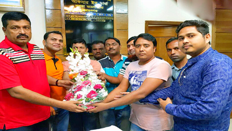 ফুলেল শুভেচ্ছায় সিক্ত ওসি কামাল উদ্দিন
