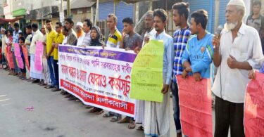 বিশুদ্ধ পানির দাবিতে ওয়াসা কার্যালয় ঘেরাও