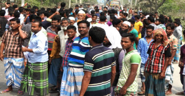 অবৈধ ইটভাটা বন্ধের দাবিতে সড়ক অবরোধ