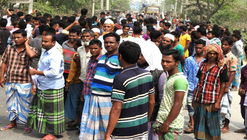 অবৈধ ইটভাটা বন্ধের দাবিতে সড়ক অবরোধ