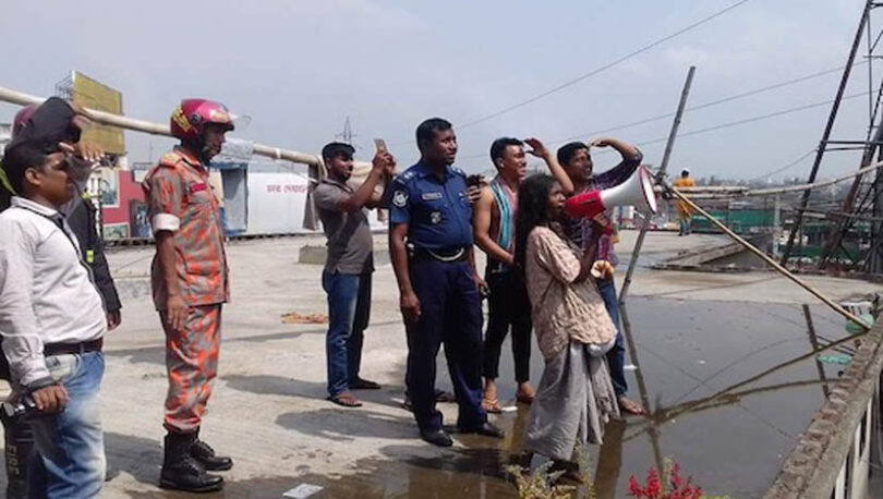 পাগলার টা‌নে পাগ‌লির ডাক