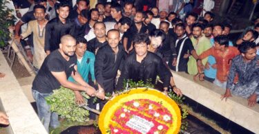 নাসিম ওসমানের কবরে পারভীন ওসমান ও আজমেরী ওসমানের ফুলেল শ্রদ্ধাঞ্জলী