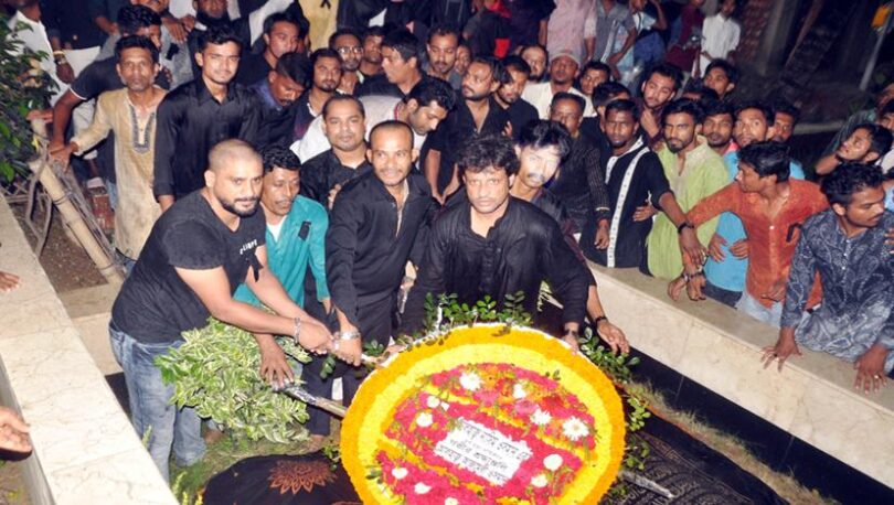 নাসিম ওসমানের কবরে পারভীন ওসমান ও আজমেরী ওসমানের ফুলেল শ্রদ্ধাঞ্জলী