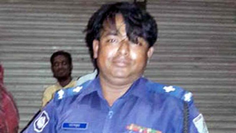 সিদ্ধিরগঞ্জে যুবককে ফাঁসাতে গিয়ে ফাঁসলেন দারোগা