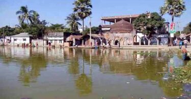ক্রমেই হাড়িয়ে যাচ্ছে ঐতিহ্যবাহী শাহীমসজিদ পুকুরটি
