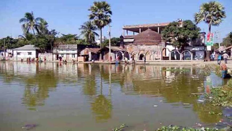 ক্রমেই হাড়িয়ে যাচ্ছে ঐতিহ্যবাহী শাহীমসজিদ পুকুরটি
