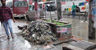 ড্রেনের ময়লা ফুটপাতে, দূর্ভোগে মানুষ