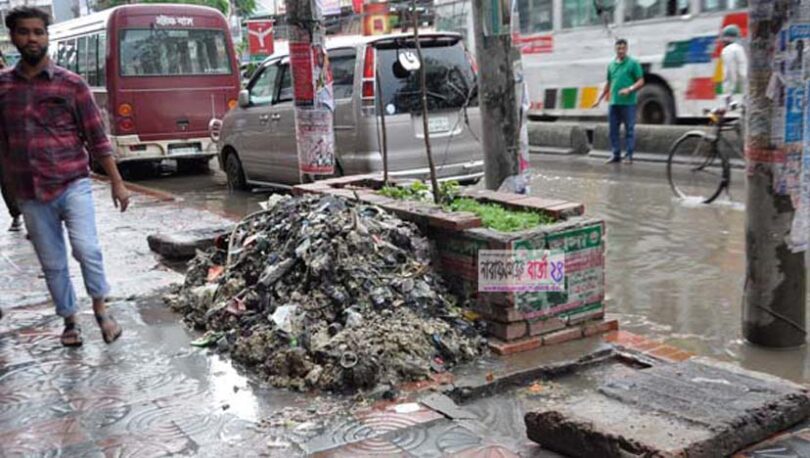 ড্রেনের ময়লা ফুটপাতে, দূর্ভোগে মানুষ