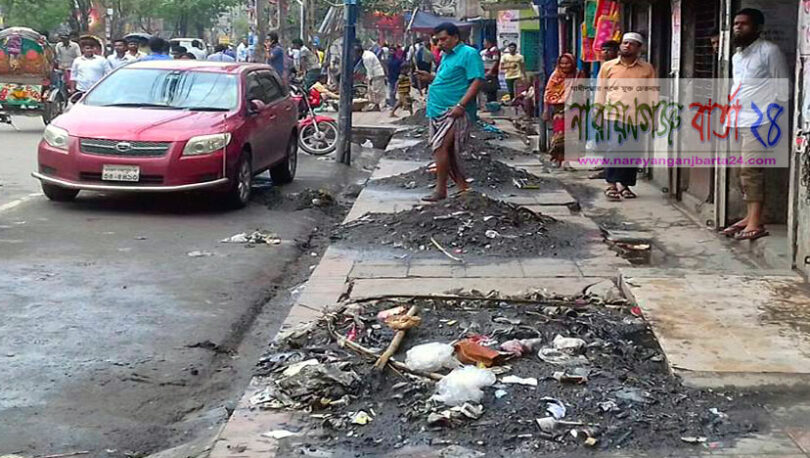 চলাচলের ফুটপাত এখন ডাস্টবিন !
