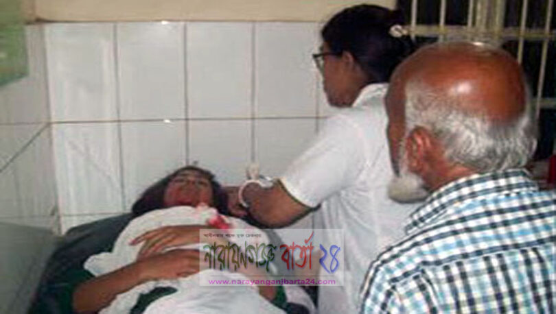 আড়াইহাজারে অটোরিকশা খাদে পড়ে ৭ শিক্ষার্থী আহত