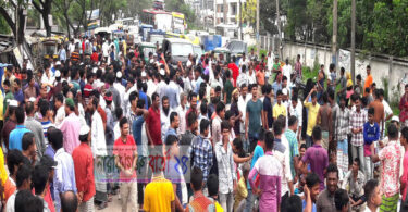 রূপগঞ্জে সড়ক সংস্কারের দাবীতে অবরোধ