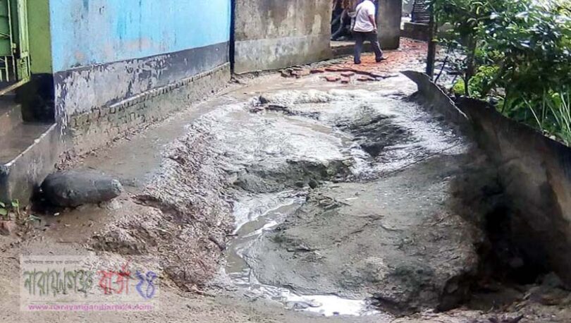 মুখফুলদীর কাচা রাস্তাটি এখন মরনফাঁদ