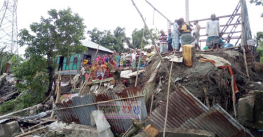 বন্দরে রিক্সা চালকের বসতভিটা নদীগর্বে, প্রায় ১৫ লক্ষ টাকা ক্ষতি