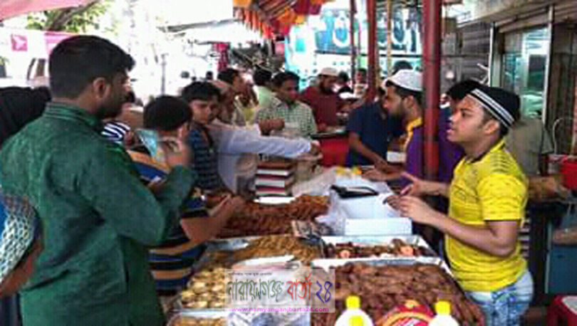 ইফতারের জন্য কেউ বাসায় তৈরী করে নানা আয়োজনের খাবার।