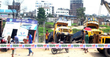 ৫টি ট্রাক খাদে, পুলিশসহ আহত ৩